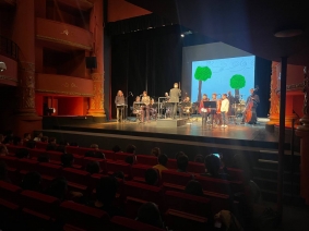 Els mainatges de Cicle 3 de les escoles La Bressola participen a la representació teatral en català de 'Les 7 Faules de la Fontaine'