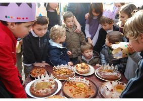 Els nins de Nyils es tornen pastissers per celebrar la diada dels reis.