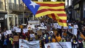 Yahoo: Perpignan: des manifestants soutiennent un projet de lycée catalan, bloqué par la mairie RN