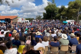 La República: Centenars de persones celebren la 18a Bressolada al parc de l’estany de Sant Esteve del Monestir
